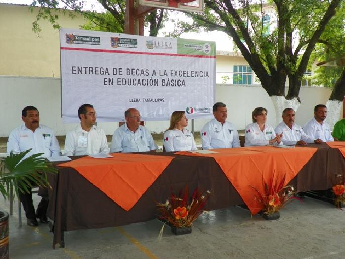 Pablo Valadez y Ofelia Pineda entregan becas que manda ETC
