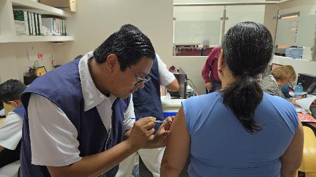 Invita SST a vacunarse contra influenza, COVID-19 y neumococo